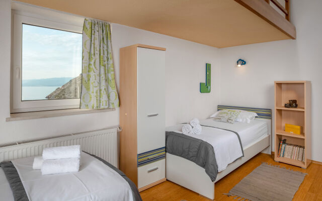 Three-Bedroom Holiday Home in Senj