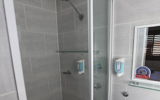 Across Country Motel and Serviced Apartments