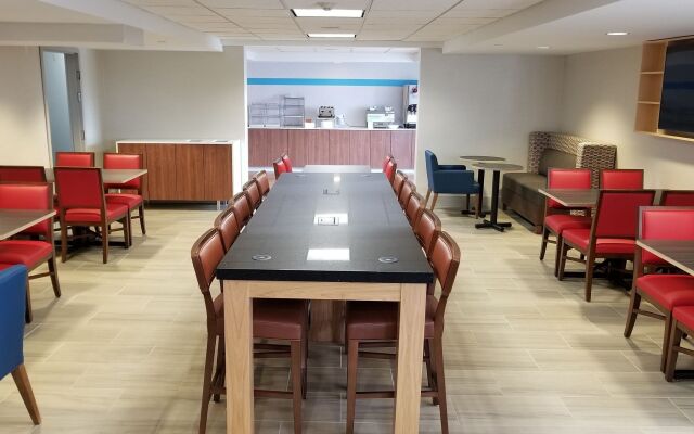 Holiday Inn Express Rochester - Greece by IHG