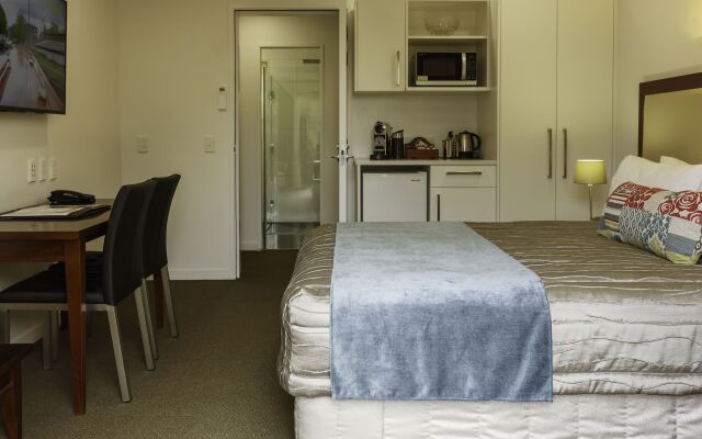 DeLorenzo's Studio Apartments