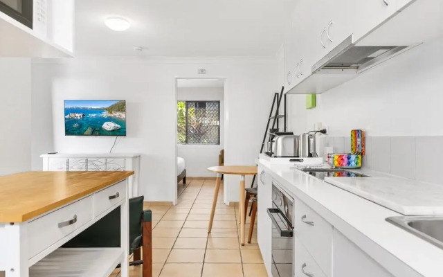 Spacious 1-bed Unit With Outdoor Patio Dining