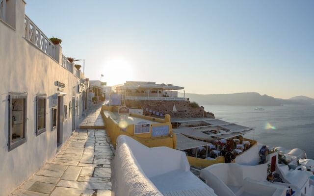Oia Treasures Art Suites