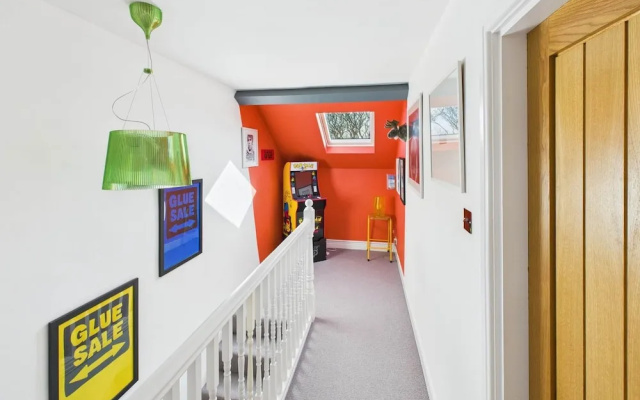 Host Stay The Artists Pad
