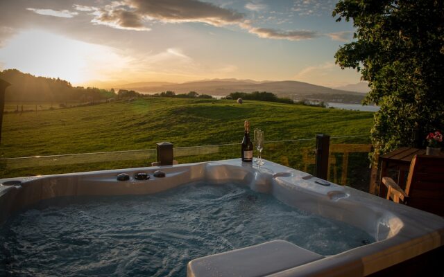 Super King Lodge-sleeps 2-hottub-sea View