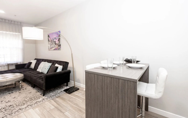 204 Stylish King Bed Suite