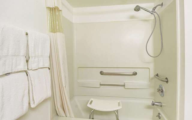 La Quinta Inn & Suites by Wyndham Woodburn