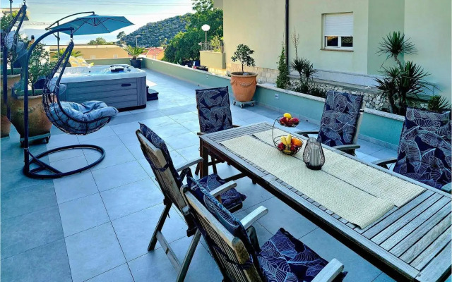 One-Bedroom Apartment Makarska with Sea View 04