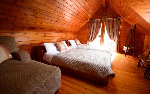 [All natural wood Big Log Home]4Br,2Bath,3Toilets