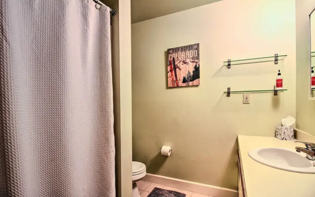 Cozy Condo w/ Magic Mountain Ski-in Access!