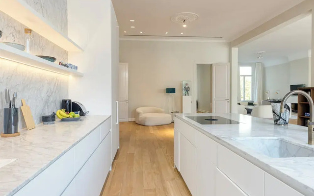 Luxurious 3-Bedroom 280sqm center