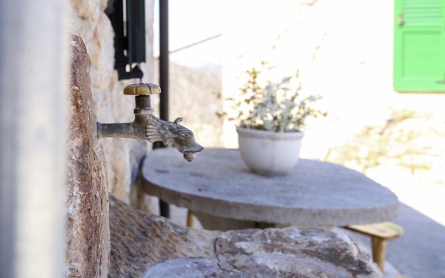 Rustic Stone House Bajeli with Jacuzzi