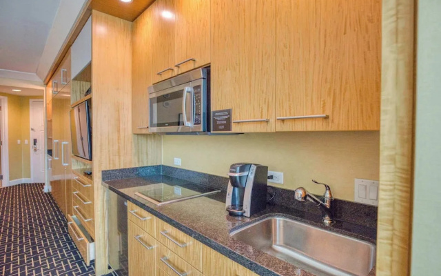 Stylish Renovated Studio at Trump Tower 2804
