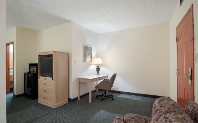 Econo Lodge Inn & Suites