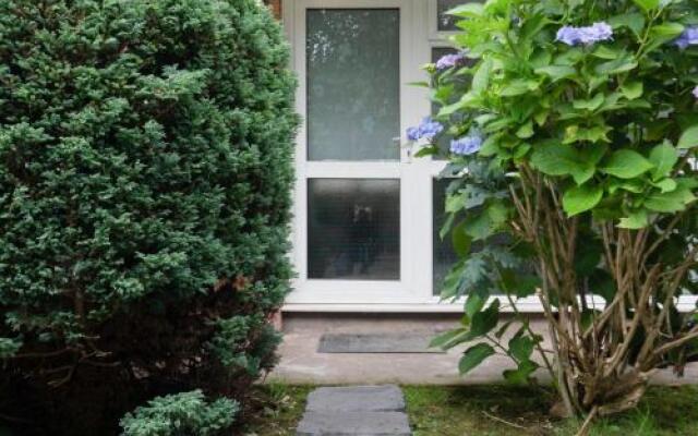 Gorgeous ground floor apartment + free parking
