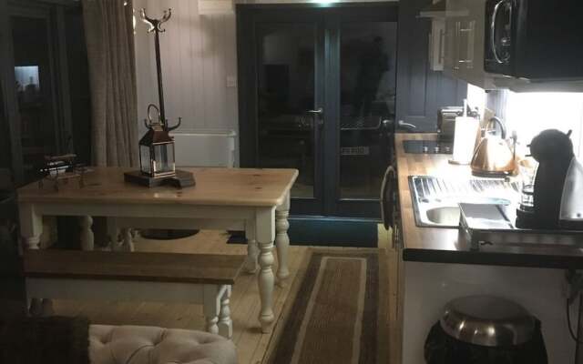 Secret Lodge by Cardiff Holiday Homes