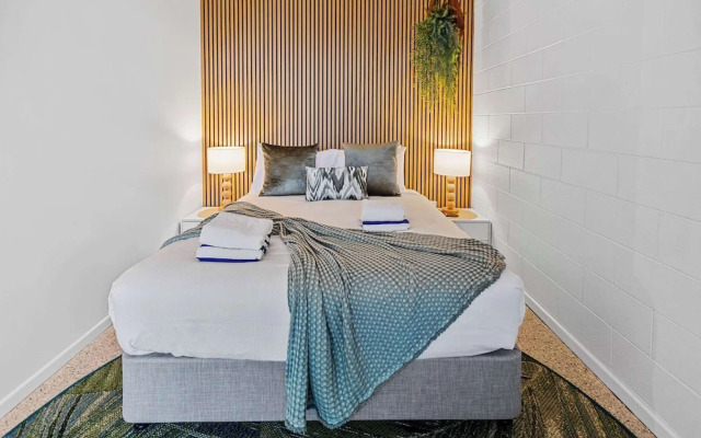 Rainforest Reef Retreat - Esplanade Ground-floor Apartment