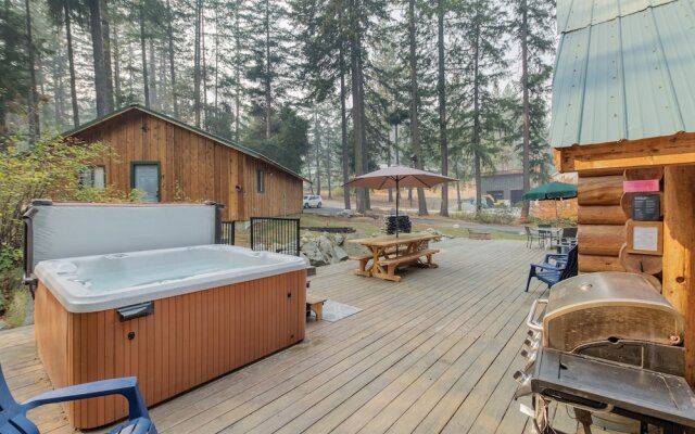 Soaring Pines Lodge 1 Bedroom Home by NW Comfy Cabins by RedAwning