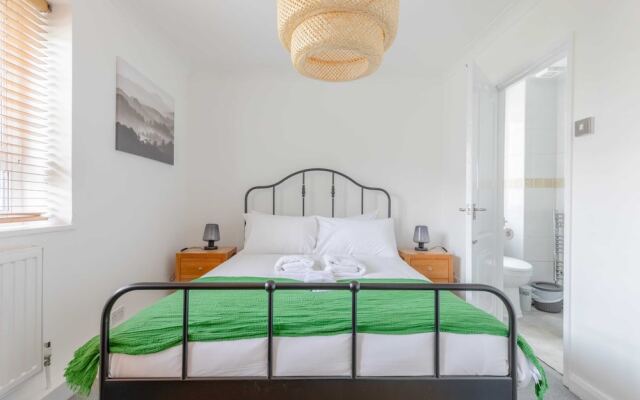 Spacious 3BD Flat, Close to Tube - Fulham!