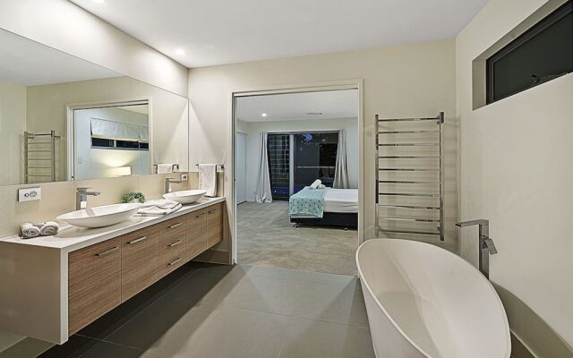 Just in Paradise Waterfront 5 Bedroom Deluxe House Central Broadbeach