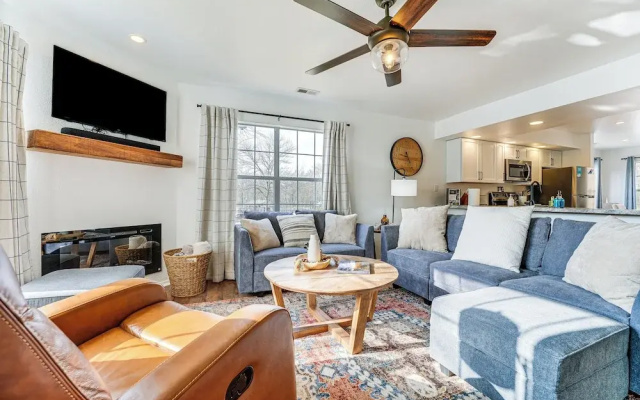 Sunroom, Fireplace: Lakefront Branson Condo