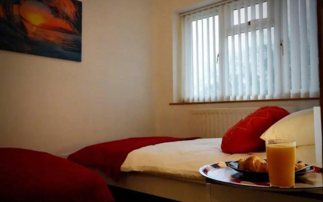 Captivating 4-bed House in Milton Keynes