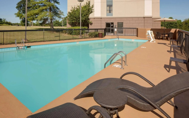 Hampton Inn & Suites Nashville-Airport