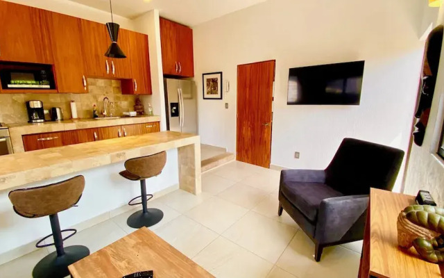 Beautifully Renovated 1 Bed Guest House - Walk to Everything - Roof Top Patio