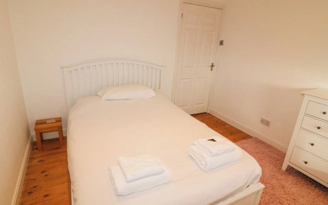 6 Fidlers Close