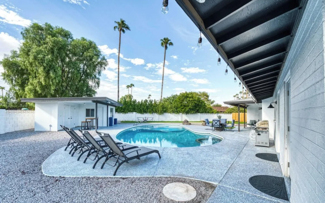 3BR Sleeps 8 Pool Putting Green BQQ Large Island!