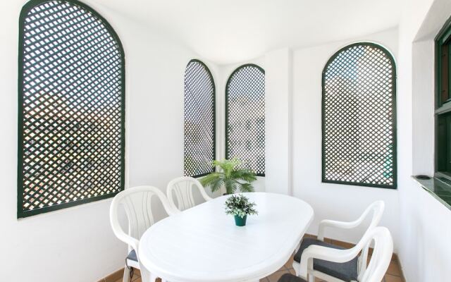 The Midpoint Apartment, Coastal Life Between the Two Beaches
