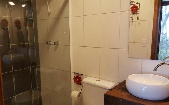 Chalé dos Tucanos- Parede de vidro com linda vista