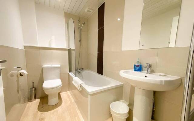 Large Modern 3 Bedroom Apartment - Free Parking