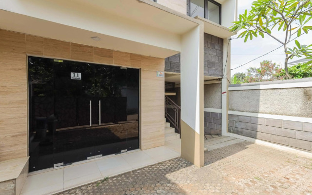 RedDoorz Syariah near Green Park Jatiwarna