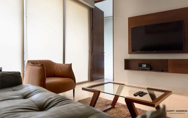 Relaxing 2BR in downtown new building by Happy Address