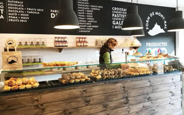 Casa nórdica en el bosque con vistas al mar