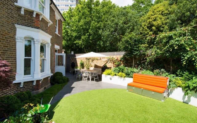 Fashionable 3BR Family Home in Battersea