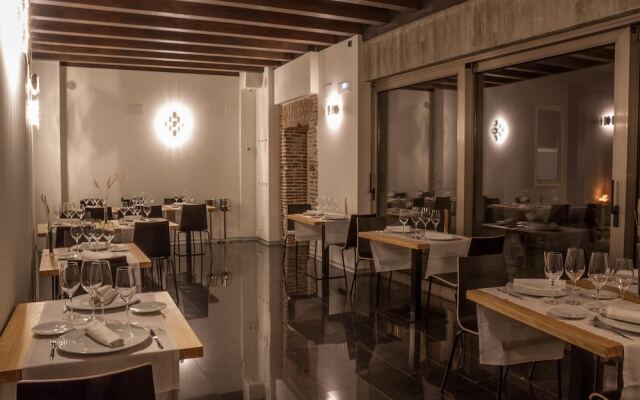 El Encanto Hotel & Cafetería