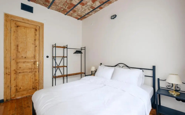 Flat With Balcony 8 min to Istiklal Avenue