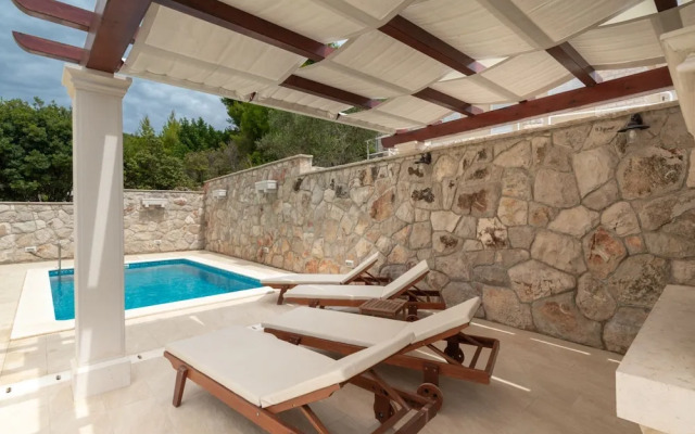 Modern Villa Near the Sea