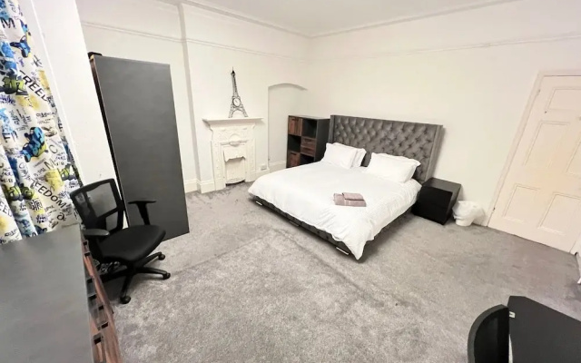 Hottub-garden-parking-sleeps10-10mintotown