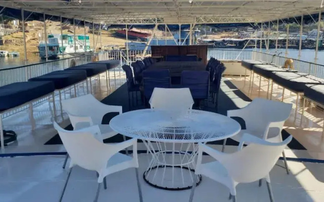 Houseboat With Aircon and Splash Pool - 2128