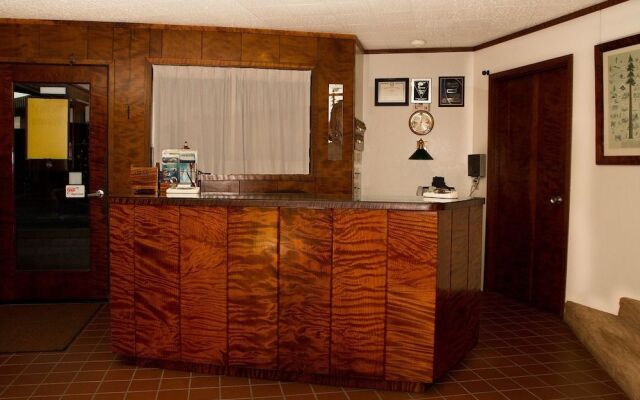 Curly Redwood Lodge