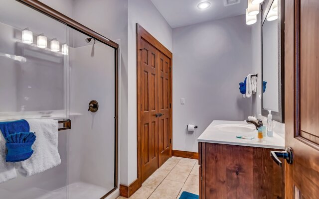 Rockwood Lake Lodge 7 Bedroom Home by RedAwning