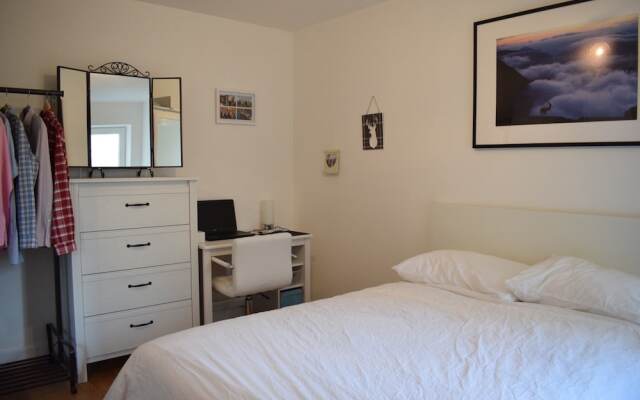 Modern 1 Bedroom Flat Near Riverside