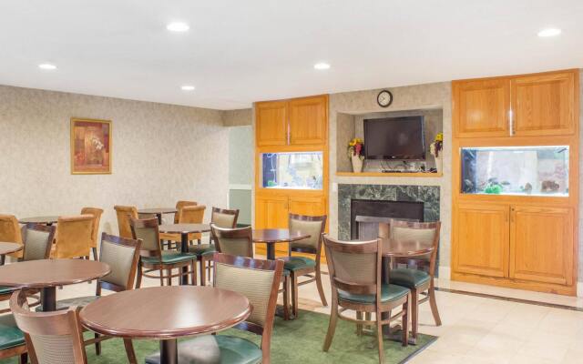 Econo Lodge Raleigh near Walnut Creek Amphitheatre