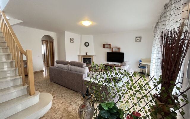 Salmon Villa near São Martinho do Porto