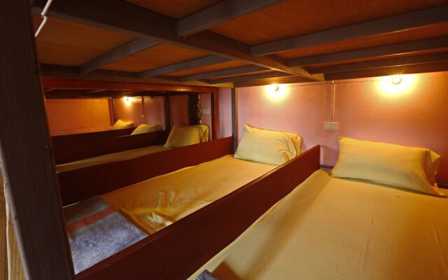 Om Ganesh Hostel - Adults Only