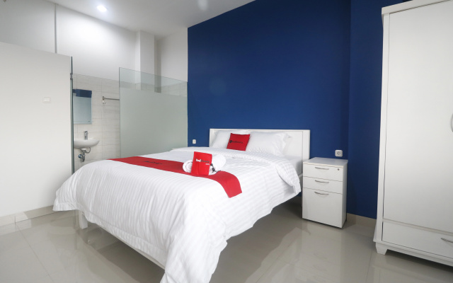 RedDoorz Plus near Living Plaza Jababeka – Guest Rooms – Cikarang