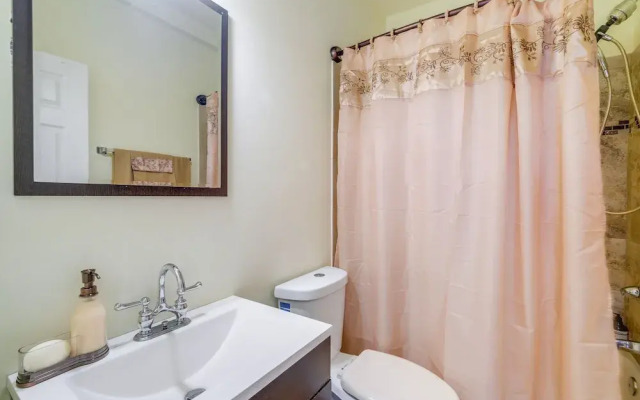 5 Mi to US Capitol: Washington DC Townhome