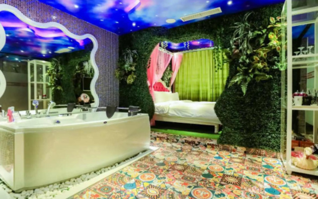Hand In Hand Lovers Theme Hotel